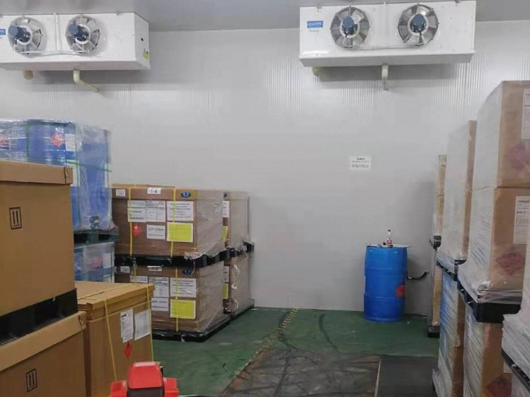为行业解决难题，公司在东莞建立危险品冷库，光刻胶冷库